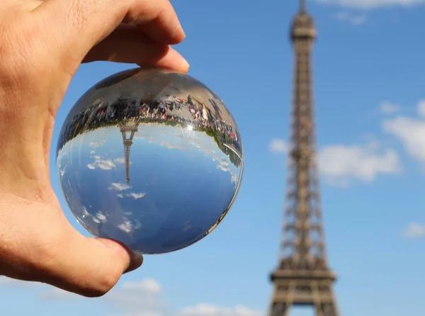 Kristallen bol op de hand en de Eiffel toren — Stockfoto