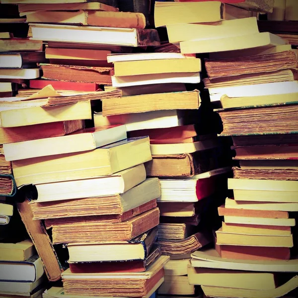 Molti libri in vendita in una biblioteca con effetto vintage tonico — Foto Stock