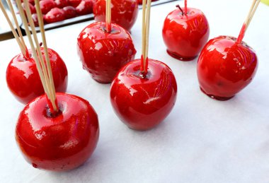 Satılık karamelize kırmızı elma