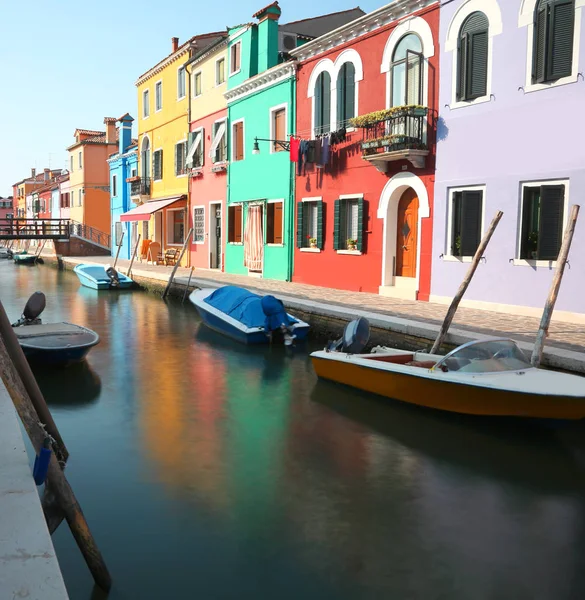 Isla de Burano con muchas casas pintadas — Foto de Stock