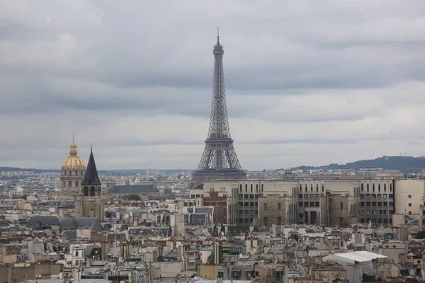 Pařížský městský památník s Eiffelskou věží a Les Invalides — Stock fotografie