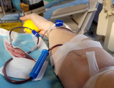 turnike ile yatakta bağış kan sırasında gönüllü