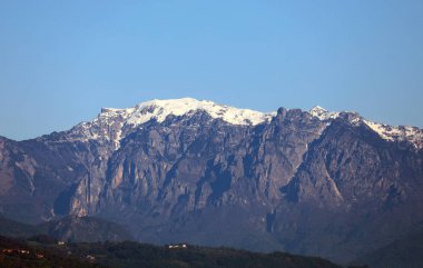 Yüksek dağ Veneto Bölgesi'nde kar ile Monte Pasubio denilen