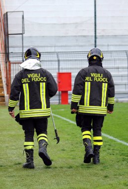 üniformalı iki İtalyan itfaiyeci