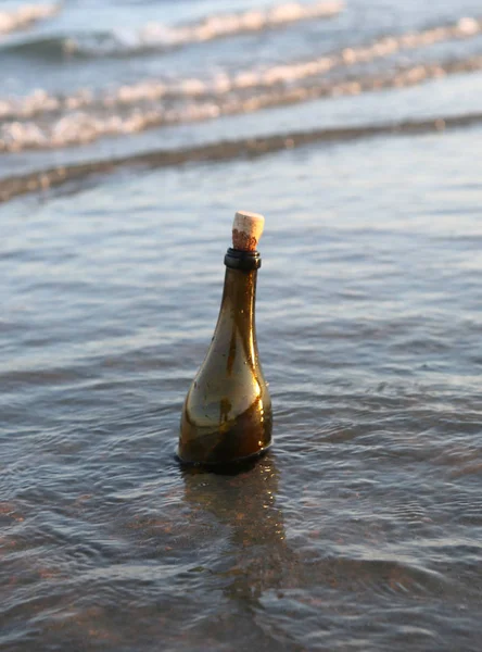 Пляшка на пляжі біля моря — стокове фото