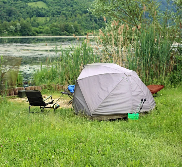 Tente de pêcheur près du lac — Photo