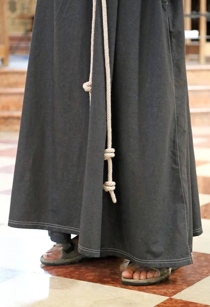 T călugăr cu sandale și obicei brun — Fotografie, imagine de stoc