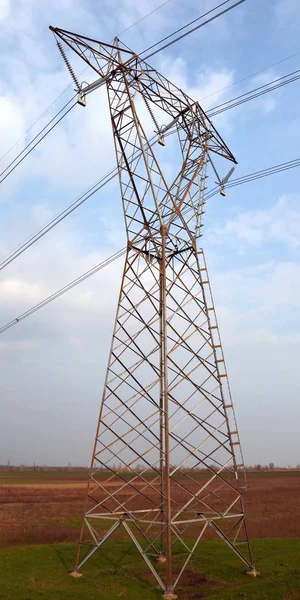 Pilone ad alta tensione con cavi elettrici — Foto Stock