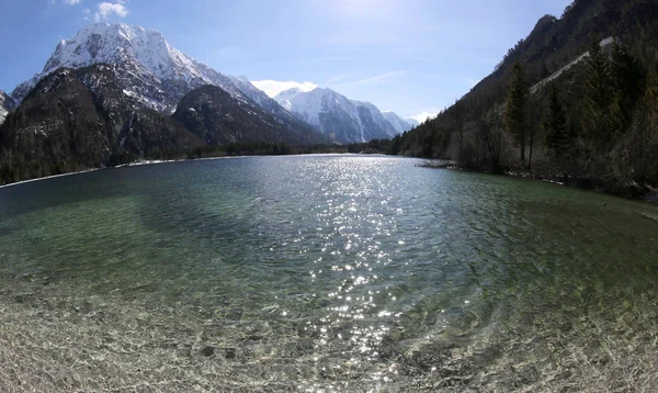 Lago de Predil en el norte de Italia por lente de ojo de pez — Foto de Stock