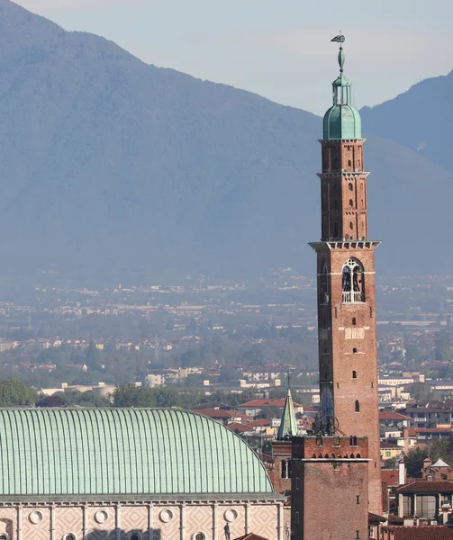 Hoge klokkentoren genaamd Torre Bissara in Vicenza in Italië — Stockfoto