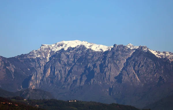 Haute montagne appelée Monte PASUBIO avec neige en Vénétie — Photo