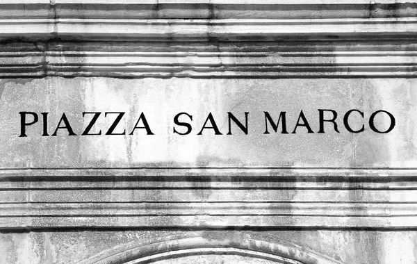 Piazza San Marco texto que significa Plaza de San Marcos — Foto de Stock