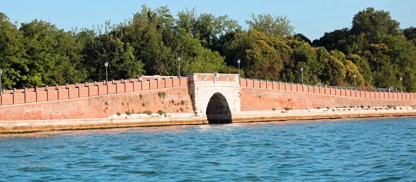 Puente hecho con muchos ladrillos — Foto de Stock