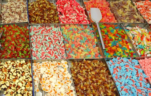 Cukrové bonbony k prodeji v cukrácním obchodě — Stock fotografie