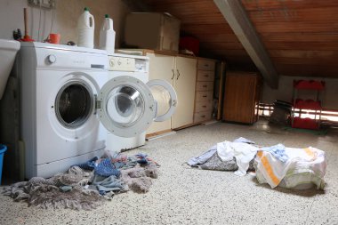 iki büyük çamaşır makineleri ve paçavra d ile bir okulun tozlu tavan