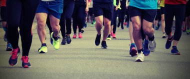 birçok kişi şehirde çalıştırmak