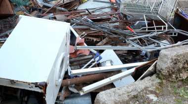 kullanılmaz demir malzemesi ve büyük kırık çamaşır makinesi