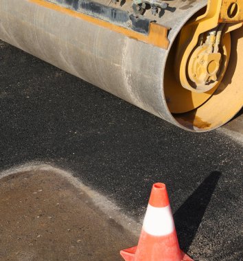 bir trafik konisi ile ağır yol silindiri