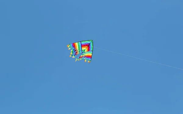 Vlieger speelgoed op de blauwe hemel symbool van vrijheid — Stockfoto