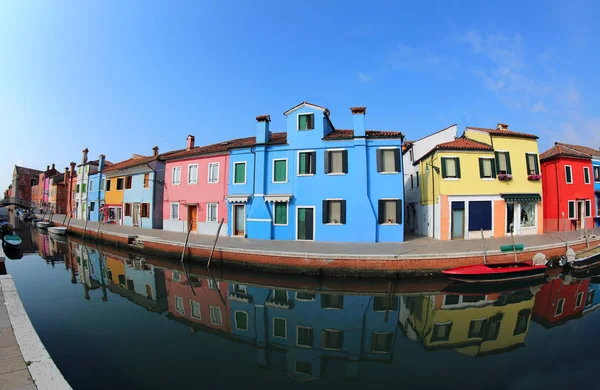 Ilha de Burano, na Itália, perto de Veneza e as famosas casas pintadas — Fotografia de Stock