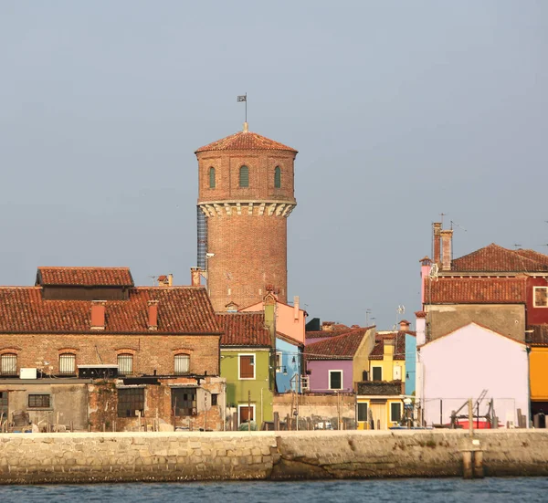 Antica torre dell'acquedotto nell'Isola di Burano vicino a Venezia — Foto Stock