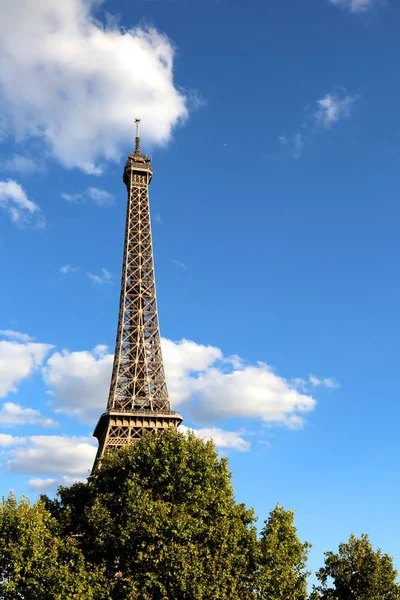 Vista inferior da torre Eiffel — Fotografia de Stock