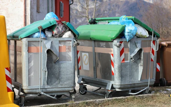 Twee volledige Dumpster en veel vuilniszakken op straat — Stockfoto