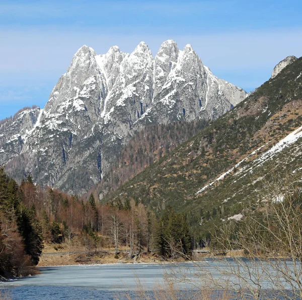 Grandes montañas llamadas Cinque Punte que significa cinco picos en Ita — Foto de Stock