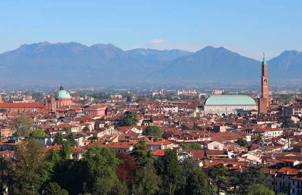 Panoramautsikt över Vicenza stad i Italien — Stockfoto