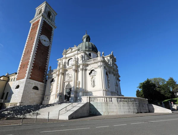 Dzwonnica i Bazylika Berico Mount w mieście Vicenza w V — Zdjęcie stockowe