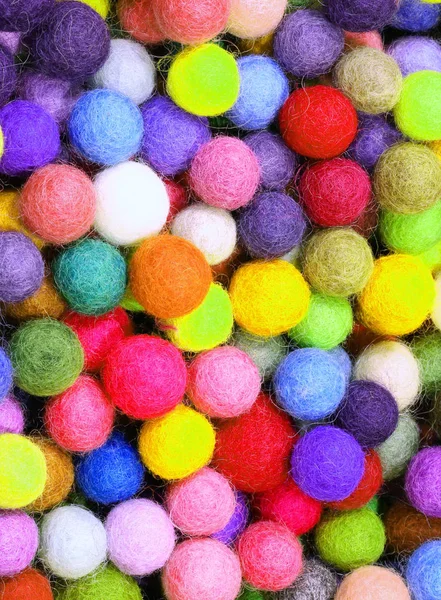 ลูกบอลเล็ก ๆ ที่ทําจากขนสัตว์สี — ภาพถ่ายสต็อก