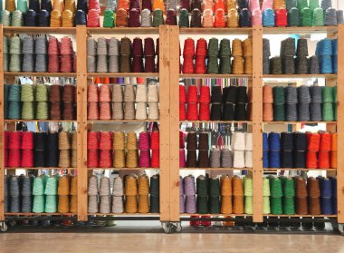 yün düğümleri dolu raf