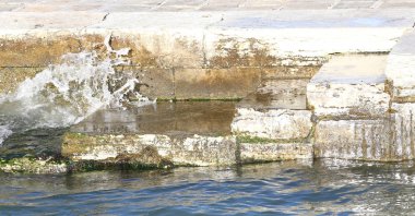 adımlara çarpan bir kanal dalgası