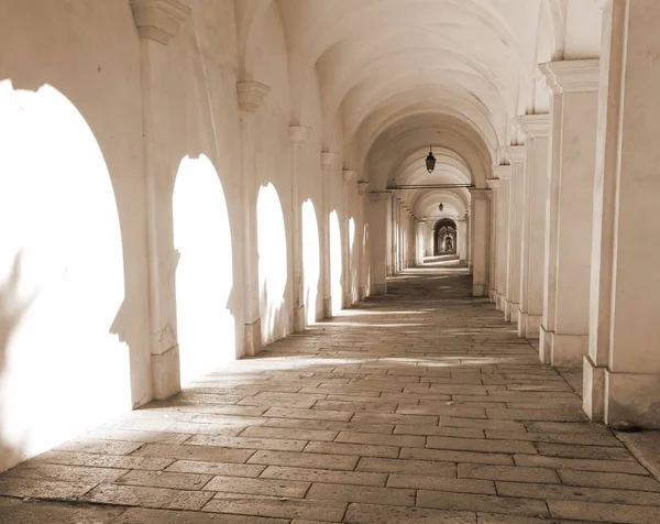 Ombre degli archi nel porticato in Italia — Foto Stock