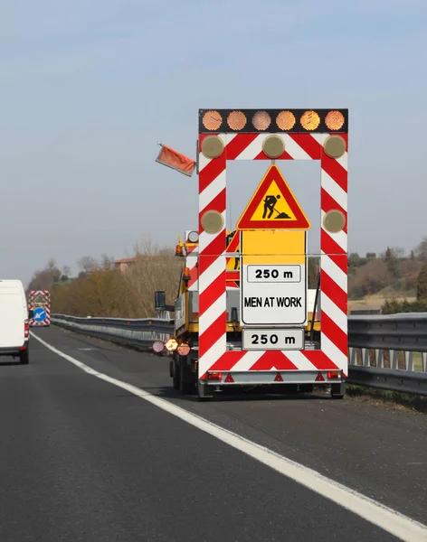 Obras de carretera en la autopista sin trabajador y el texto HOMBRES AT WO — Foto de Stock