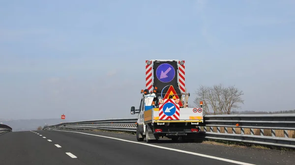 Obras de camiones y carreteras en la autopista — Foto de Stock
