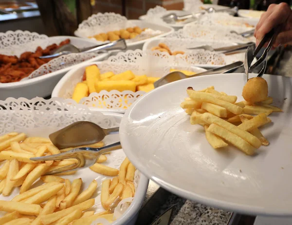 Restaurante de autoservicio con muchas crudas y patatas fritas —  Fotos de Stock