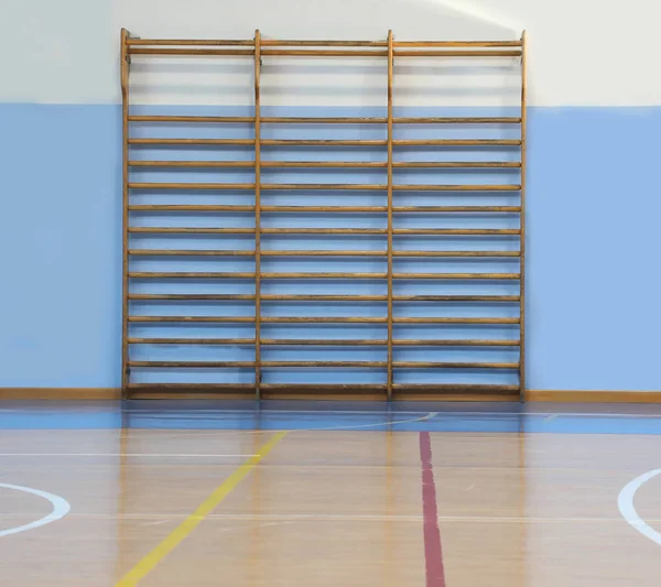 Houten espalier in de sportschool zonder mensen — Stockfoto
