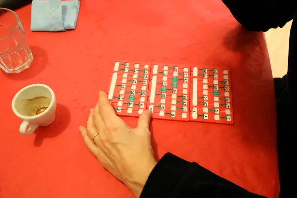 Femme qui paie le bingo avec une tasse de cofee sur la table — Photo