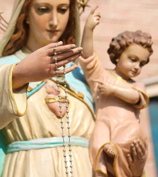 Ręka i święta Maryja i Dzieciątko Jezus celowo z naciskiem — Zdjęcie stockowe