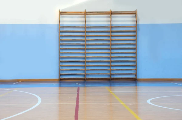 Spalier aus Holz in der Sporthalle — Stockfoto