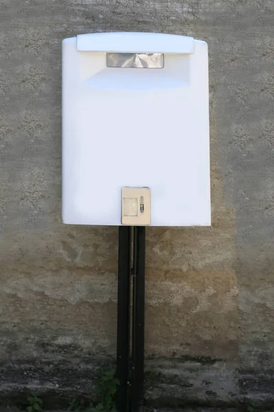 Biała skrzynka pocztowa usługi pocztowej — Zdjęcie stockowe