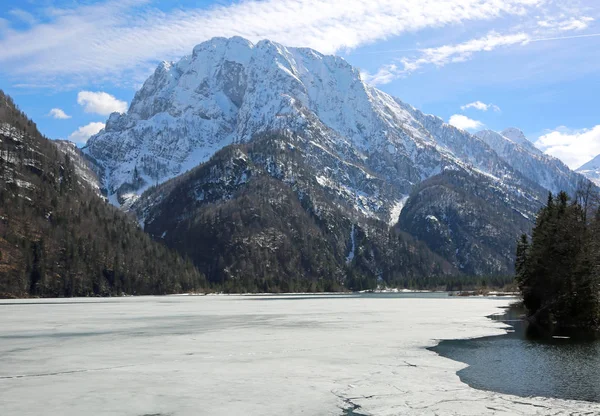 Пейзаж замёрзшего маленького альпийского озера — стоковое фото