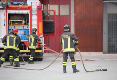 üniforma ve metin Vigili del fuoc ile üç İtalyan itfaiyeciler