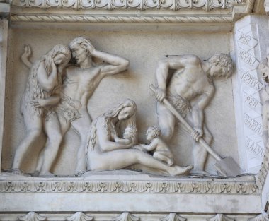 Lyon, Fransa - 16 Ağustos 2018: Adem ve Havva'nın sınırdışı edilmesi 