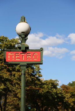 Paris, Fransa - 17 Ağustos 2018: Sokak lambası w ile Metro Sinyal