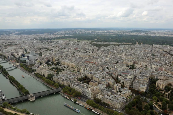 Parigi, Francia - 21 agosto 2018: Palazzi e Senna da Ei — Foto Stock