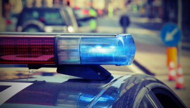 kontrol noktasında sirenler ile polis arabası
