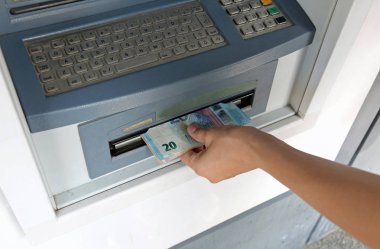 Bir Atm çekilmesinden sonra banknotlarda büyük miktarda para