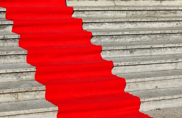 Roter Teppich auf den breiten Stufen des Gebäudes — Stockfoto